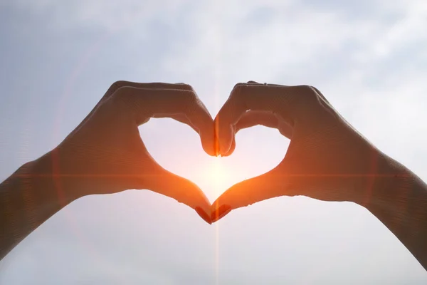 Eller gökyüzü kalp şeklinde