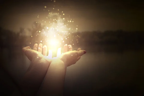 Holding sihirli parçacıklar eller. Elini sihirli. Isı. Çok gizemli. Sıcaklık veren el