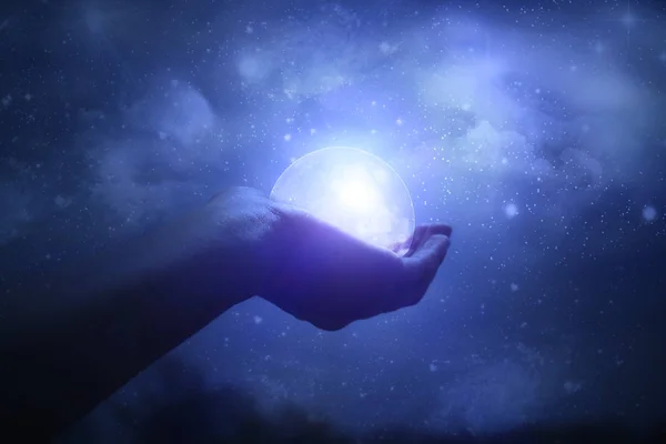 Mãos Segurando Lua Contra Céu Estrelado Galáxia Magia — Fotografia de Stock