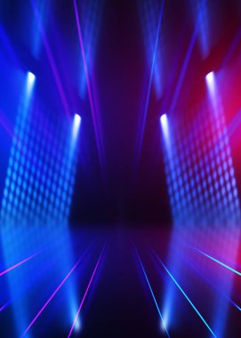 Boş koyu soyut arkaplan. Boş gösteri sahnesinin arkaplanı. Boş bir konser sahnesinde neon ışıklar ve neon figürler. Kaldırımdaki ışığın yansıması..