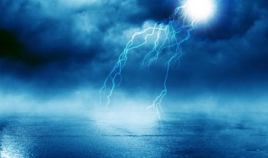 Gece gökyüzünün dramatik arkaplanı, fırtına, şimşek. Duman, sis, sis şehrin arka planında..