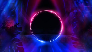 Neon ışıklı ve şekilli boş karanlık sahnelerin arka planı, duman. Ön planda tropik palmiye yapraklarının siluetleri var. Parlak gelecekçi soyut arkaplan