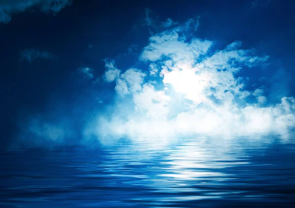 夜の海の風景の背景 水の上の月の反射 海の地平線の夕日 青の着色されたぼやけた背景 — ストック写真