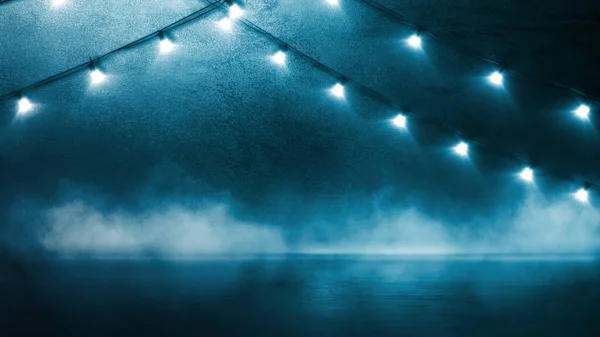 Mörkblå Bakgrund Tom Betongvägg Krans Neonljus Betongvägg Bakgrund Rök Och — Stockfoto