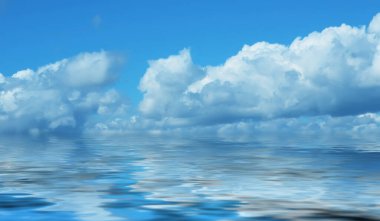 Gece deniz manzarasının arka planı. Gece gökyüzü, bulutlar, dolunay. Ayın suyun üzerindeki yansıması. Deniz ufkunda gün batımı. Mavi renkli bulanık arkaplan.