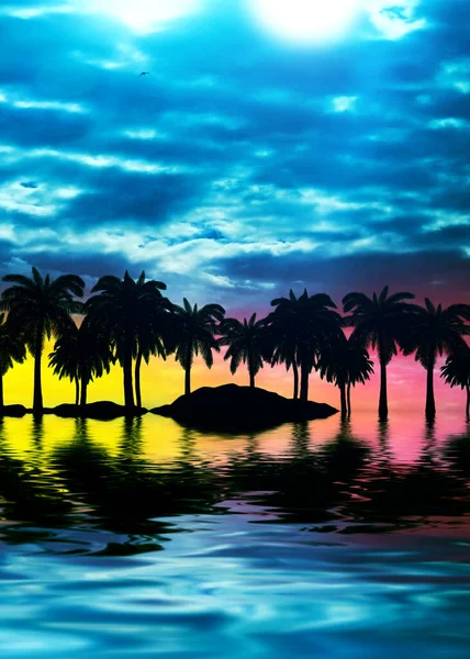热带日落 有棕榈树和大海 海滩上的棕榈树轮廓 在天空的映衬下闪烁着云彩 棕榈树在水面上的倒影 — 图库照片