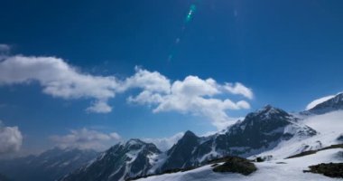 Bulutların üzerinde Avusturya dağlarında hızlandırılmış. 4k