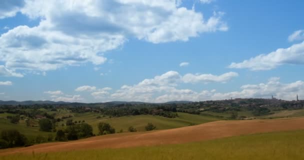 Bulutların üzerinde İtalya, Tuscany köyünde manzaralı hızlandırılmış. 4k — Stok video