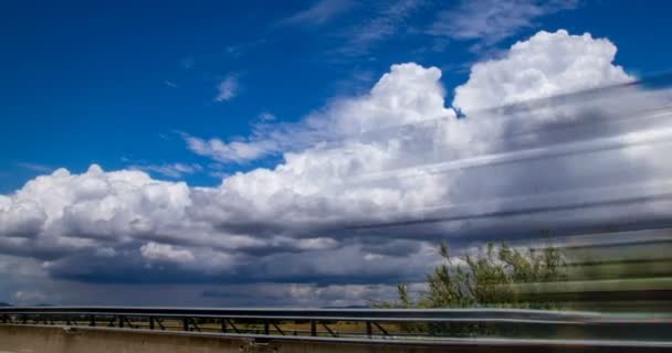 Tiempo-lapso de nubes cerca de la autopista en Italia, Toscana. 4K — Vídeo de stock