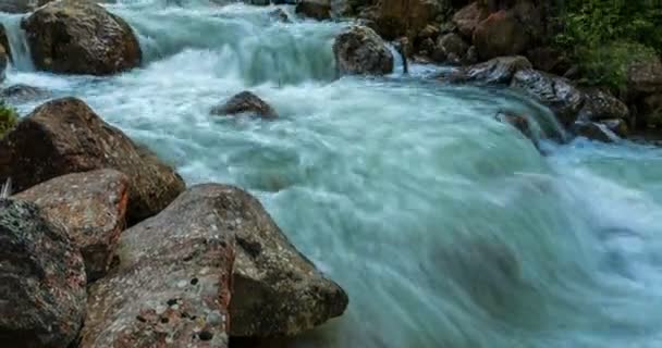 河的时间失效在山跑在奥地利。4k — 图库视频影像