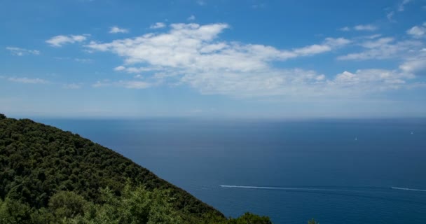 구름과 이탈리아, 토스카나, 피 옴 비 노에 바다에 요트의 시간 경과. 4 k — 비디오