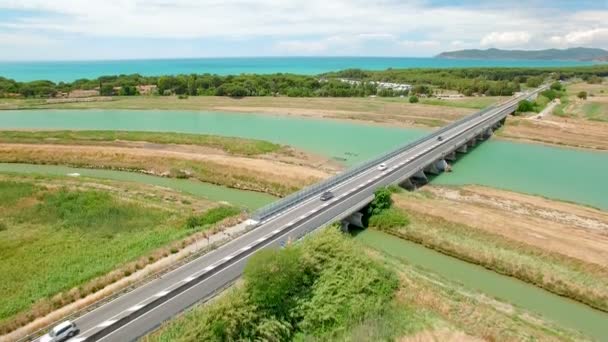 Aerial Flygning Över Fälten Och Bron Flodstranden Fordonet Kommer Motorvägen — Stockvideo