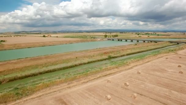 Anténa Letu Nad Polem Vedle Řeky Letecký Pohled Pozadí Modré — Stock video