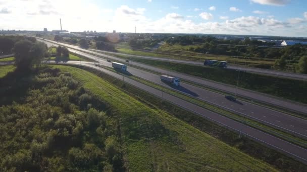 Flygfoto Fordonets Vit Rider Motorväg Genom Industriområdet Flygfoto Med Bakgrund — Stockvideo