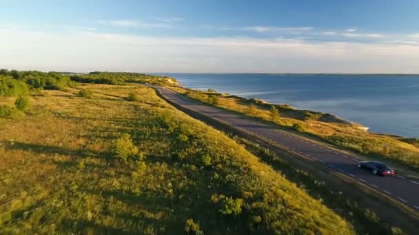 Вид Воздуха Движение Черной Машины Дороге Вдоль Скалы Моря Летом — стоковое видео