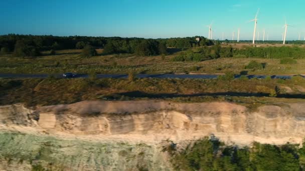 Veduta Aerea Guida Auto Nera Lungo Strada Lungo Scogliera Vicino — Video Stock