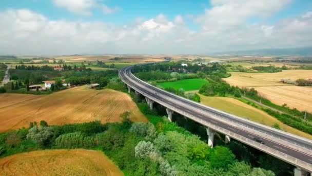 Flyg Flyg Över Fälten Och Nästa Motorväg Flygfoto Med Bakgrund — Stockvideo