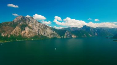 Hava panoramik göl yakınındaki kırsal alan Yatlar ile. Panoramik mavi gökyüzü ve bulutlar