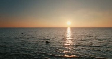 Gün batımında yolcu gemisi denize bakan kıyıya deniz hava uçuş