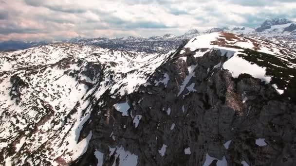 日没の岩と雪に覆われた山の空中パノラマ ビュー 地平線上多くの山スキーが オーバートラウン オーストリア — ストック動画
