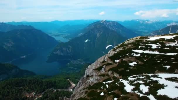Воздушный Панорамный Вид Летающего Параплана Белых Цветов Заснеженных Гор Австрии — стоковое видео