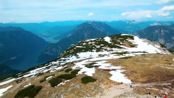 Letecký Panoramatický Pohled Létající Kluzák Bílé Barvy Padáky Zasněžených Hor — Stock video