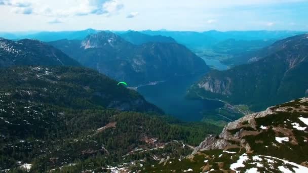 Pemandangan Panorama Udara Dari Paralayang Terbang Dengan Parasut Berwarna Hijau — Stok Video