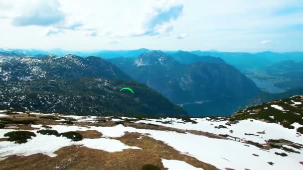 Воздушный Панорамный Вид Взлет Парапланеристов Снежных Гор Австрии Красивые Виды — стоковое видео
