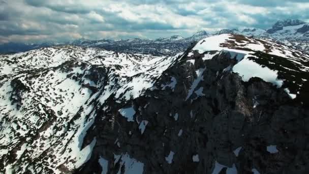 Воздушный Панорамный Вид Снежных Гор Скалами Заднем Плане Красивая Живописная — стоковое видео