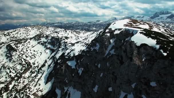 Hava Karlı Dağlar Taşlar Ile Panoramik Manzaralı Çinde Belgili Tanımlık — Stok video