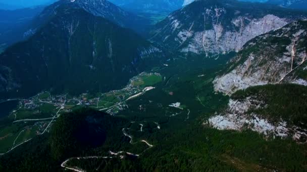 Luchtfoto Panoramische Uitzicht Bergen Met Bossen Dennenbos Zon Flare Zomerdag — Stockvideo