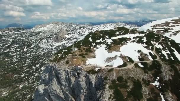 観測の空中パノラマ ビュー デッキ オーストリア オーバートラウンの山で 本の指に バック グラウンドで美しい自然景観 — ストック動画