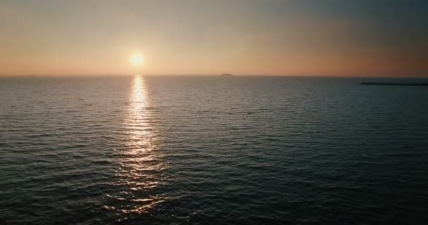 Vol aérien au-dessus de la mer avec vue sur le bateau de croisière au coucher du soleil 