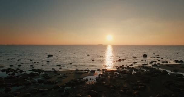 Vuelo Aéreo Desde Orilla Hasta Mar Con Vistas Crucero Atardecer — Vídeo de stock