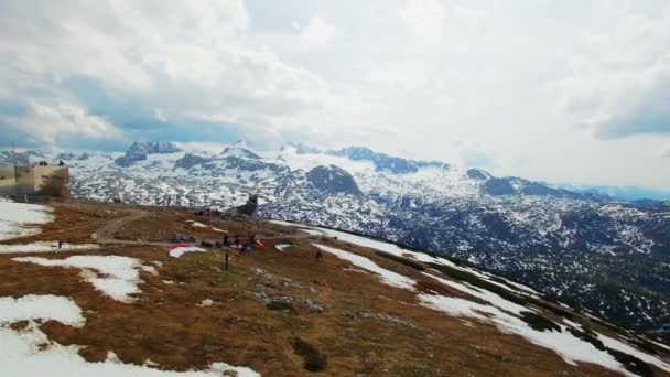 Vue Aérienne Parapente Décollage Avec Parachute Couleur Verte Depuis Flanc — Video