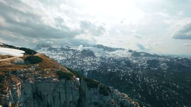 観測の空中パノラマ ビュー デッキ オーストリア オーバートラウンの山で 本の指に バック グラウンドで美しい自然景観 — ストック動画