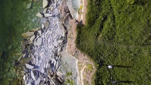 Luftaufnahme Der Küste Entlang Des Meeres Mit Einer Klippe Mit — Stockvideo