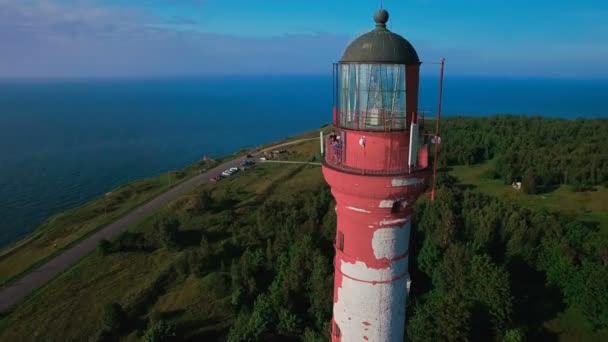 空中飞行围绕着一个古老的工作灯塔与美丽的海洋景观 — 图库视频影像