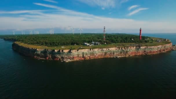 岩海からのそして土地の古い灯台と風力タービンと海岸線の空中写真 — ストック動画