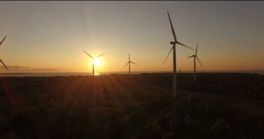 Rüzgar jeneratörleri sahada akşam gökyüzünde hava görünümünü. Rüzgar jeneratörleri bıçaklar döndürmek ve elektrik ayıklamak