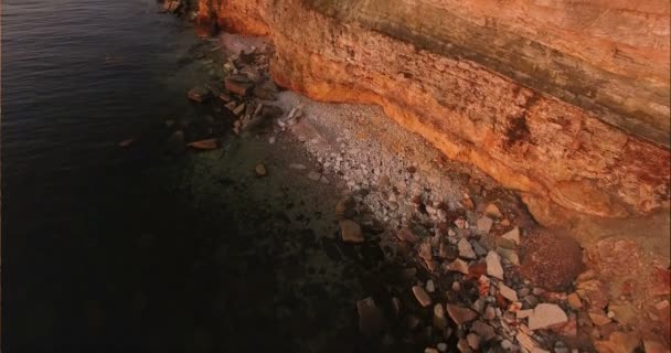 Vista Aérea Del Precipicio Con Terribles Rocas Junto Mar Atardecer — Vídeos de Stock