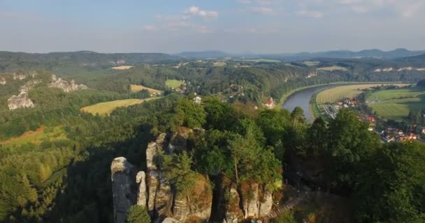 鸟瞰在德国 Bastai 的壮观的全景在河旁边在晴朗的天 — 图库视频影像