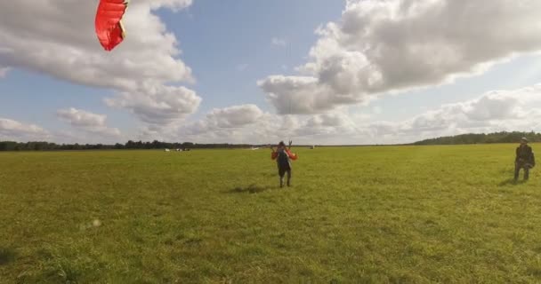 Vista Aérea Tira Parapente Com Paraquedas Chão Dia Ensolarado — Vídeo de Stock