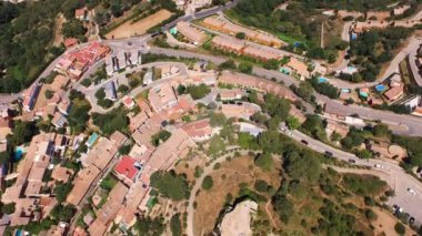 Vadiler, tepeler ve plajları ile deniz manzaralı havadan görünümü doğal yerler. İspanya, Catalonia