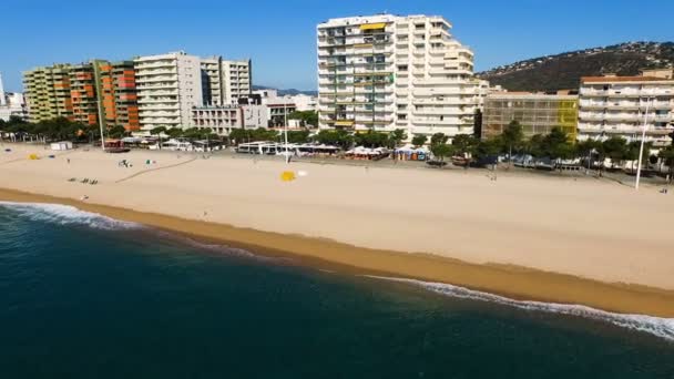 在炎热的晴天 海滩上的人们在海边的沙滩上鸟瞰 西班牙 加泰罗尼亚 — 图库视频影像