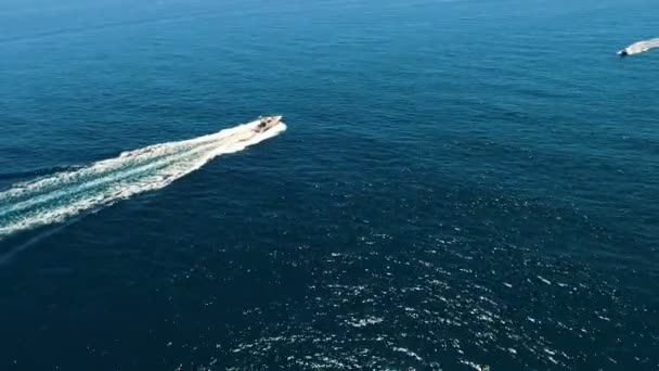 游艇在公海上以高速游过对方的鸟瞰图 西班牙 加泰罗尼亚 — 图库视频影像