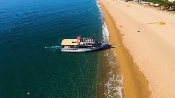 Vista Aérea Del Barco Playa Arena Amarilla Con Gente Costa — Vídeos de Stock