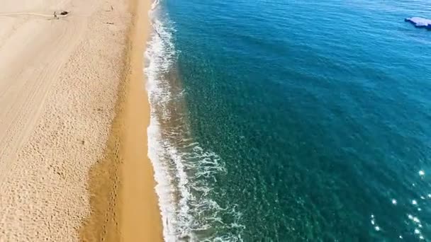 在炎热的晴天 海滩上的人们在海边的沙滩上看到了小船的鸟瞰图 西班牙 加泰罗尼亚 — 图库视频影像