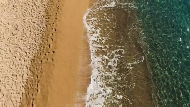 Flygfoto Över Havets Vågor Att Stranden Med Gula Sandstranden Spanien — Stockvideo