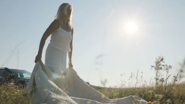 Cámara Lenta Mujer Poniendo Una Manta Suelo Naturaleza Atardecer — Vídeo de stock